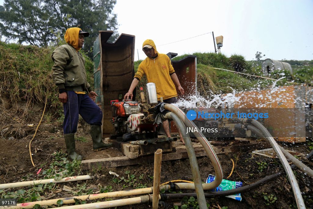 BANJARNEGARA, CENTRAL JAVA, INDONESIA, SEPTEMBER 26, 2026: Farmers use diesel-powered pumps and long hoses to draw water from Telaga Merdada for nearby farmland in Banjarnegara Regency, Central Java. The water level at the lake has dropped by approximately three meters over the past three months, increasing the need for farmers to pump water to irrigate agricultural land. Photo by Topen Anggara/ JNA Press. (Photo by Topen Anggara Saputra/JNA Press via Nexpher Images)