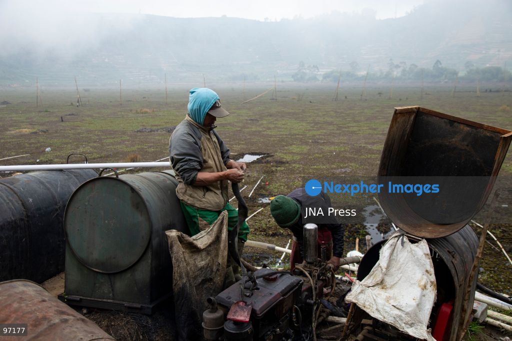 BANJARNEGARA, CENTRAL JAVA, INDONESIA, SEPTEMBER 26, 2026: Farmers use diesel-powered pumps and long hoses to draw water from Telaga Merdada for nearby farmland in Banjarnegara Regency, Central Java. The water level at the lake has dropped by approximately three meters over the past three months, increasing the need for farmers to pump water to irrigate agricultural land. Photo by Topen Anggara/ JNA Press. (Photo by Topen Anggara Saputra/JNA Press via Nexpher Images)