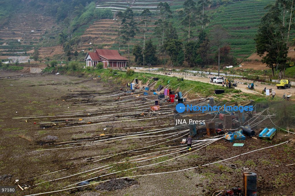 BANJARNEGARA, CENTRAL JAVA, INDONESIA, SEPTEMBER 26, 2026: Farmers use diesel-powered pumps and long hoses to draw water from Telaga Merdada for nearby farmland in Banjarnegara Regency, Central Java. The water level at the lake has dropped by approximately three meters over the past three months, increasing the need for farmers to pump water to irrigate agricultural land. Photo by Topen Anggara/ JNA Press. (Photo by Topen Anggara Saputra/JNA Press via Nexpher Images)