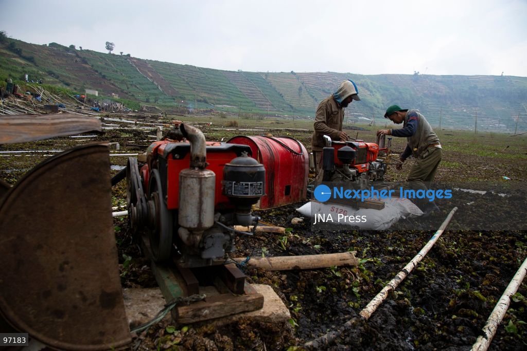 BANJARNEGARA, CENTRAL JAVA, INDONESIA, SEPTEMBER 26, 2026: Farmers use diesel-powered pumps and long hoses to draw water from Telaga Merdada for nearby farmland in Banjarnegara Regency, Central Java. The water level at the lake has dropped by approximately three meters over the past three months, increasing the need for farmers to pump water to irrigate agricultural land. Photo by Topen Anggara/ JNA Press. (Photo by Topen Anggara Saputra/JNA Press via Nexpher Images)