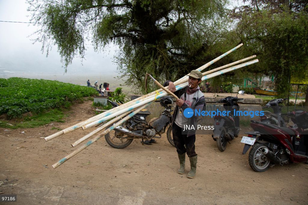 BANJARNEGARA, CENTRAL JAVA, INDONESIA, SEPTEMBER 26, 2026: Farmers use diesel-powered pumps and long hoses to draw water from Telaga Merdada for nearby farmland in Banjarnegara Regency, Central Java. The water level at the lake has dropped by approximately three meters over the past three months, increasing the need for farmers to pump water to irrigate agricultural land. Photo by Topen Anggara/ JNA Press. (Photo by Topen Anggara Saputra/JNA Press via Nexpher Images)