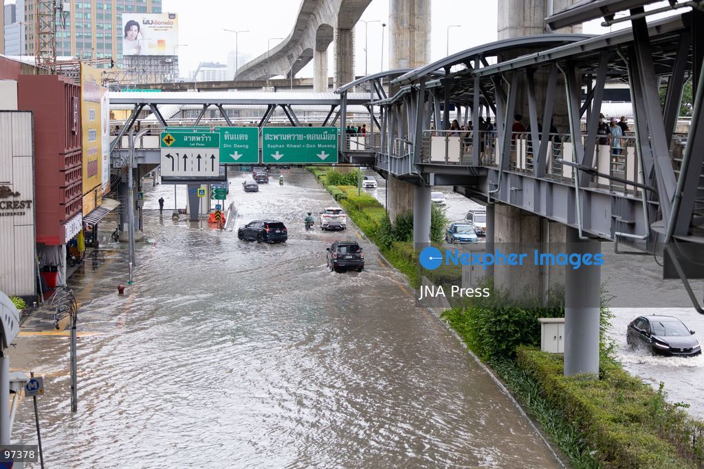 BANGKOK, THAILAND, SEPTEMBER 26, 2026: Floodwaters affect roads and communities following heavy rainfall in Bangkok and surrounding areas. Persistent rain caused flooding in several parts of Thailand, disrupting road traffic and transportation as authorities responded to rising water levels in affected areas. Photo by Thanatchanont Jiraworathanakul / JNA Press. (Photo by Thanatchanont Jiraworathanakul/JNA Press via Nexpher Images)