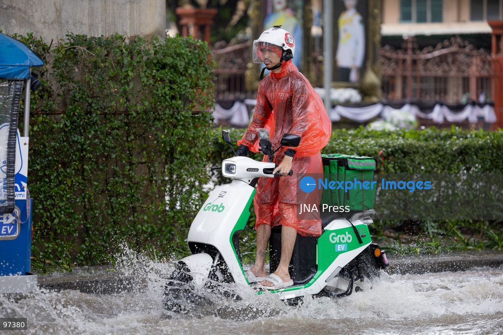 BANGKOK, THAILAND, SEPTEMBER 26, 2026: Floodwaters affect roads and communities following heavy rainfall in Bangkok and surrounding areas. Persistent rain caused flooding in several parts of Thailand, disrupting road traffic and transportation as authorities responded to rising water levels in affected areas. Photo by Thanatchanont Jiraworathanakul / JNA Press. (Photo by Thanatchanont Jiraworathanakul/JNA Press via Nexpher Images)
