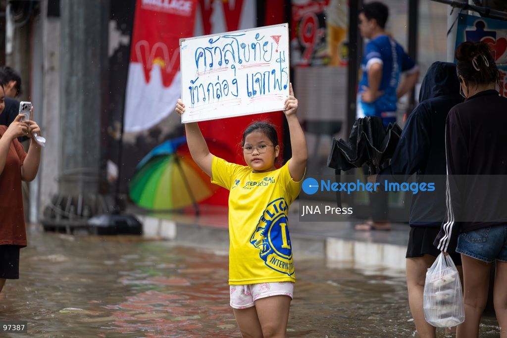 BANGKOK, THAILAND, SEPTEMBER 26, 2026: Floodwaters affect roads and communities following heavy rainfall in Bangkok and surrounding areas. Persistent rain caused flooding in several parts of Thailand, disrupting road traffic and transportation as authorities responded to rising water levels in affected areas. Photo by Thanatchanont Jiraworathanakul / JNA Press. (Photo by Thanatchanont Jiraworathanakul/JNA Press via Nexpher Images)