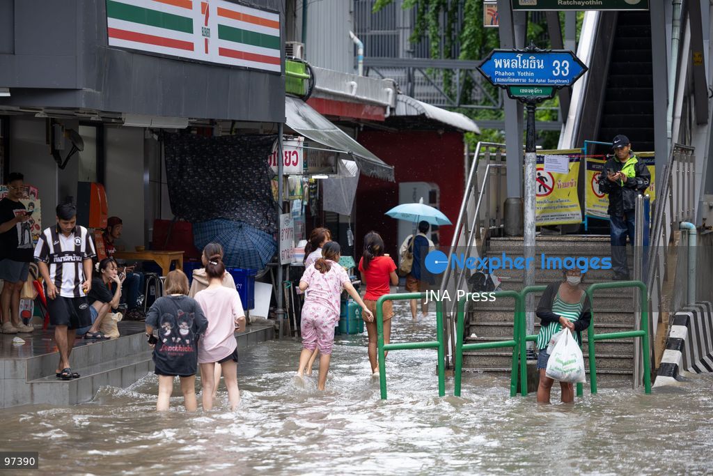 BANGKOK, THAILAND, SEPTEMBER 26, 2026: Floodwaters affect roads and communities following heavy rainfall in Bangkok and surrounding areas. Persistent rain caused flooding in several parts of Thailand, disrupting road traffic and transportation as authorities responded to rising water levels in affected areas. Photo by Thanatchanont Jiraworathanakul / JNA Press. (Photo by Thanatchanont Jiraworathanakul/JNA Press via Nexpher Images)