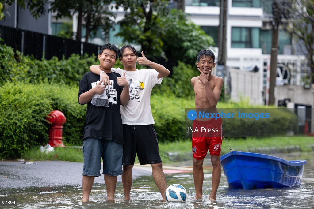 BANGKOK, THAILAND, SEPTEMBER 26, 2026: Floodwaters affect roads and communities following heavy rainfall in Bangkok and surrounding areas. Persistent rain caused flooding in several parts of Thailand, disrupting road traffic and transportation as authorities responded to rising water levels in affected areas. Photo by Thanatchanont Jiraworathanakul / JNA Press. (Photo by Thanatchanont Jiraworathanakul/JNA Press via Nexpher Images)