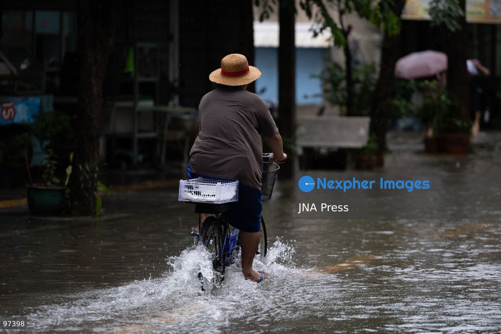 BANGKOK, THAILAND, SEPTEMBER 26, 2026: Floodwaters affect roads and communities following heavy rainfall in Bangkok and surrounding areas. Persistent rain caused flooding in several parts of Thailand, disrupting road traffic and transportation as authorities responded to rising water levels in affected areas. Photo by Thanatchanont Jiraworathanakul / JNA Press. (Photo by Thanatchanont Jiraworathanakul/JNA Press via Nexpher Images)