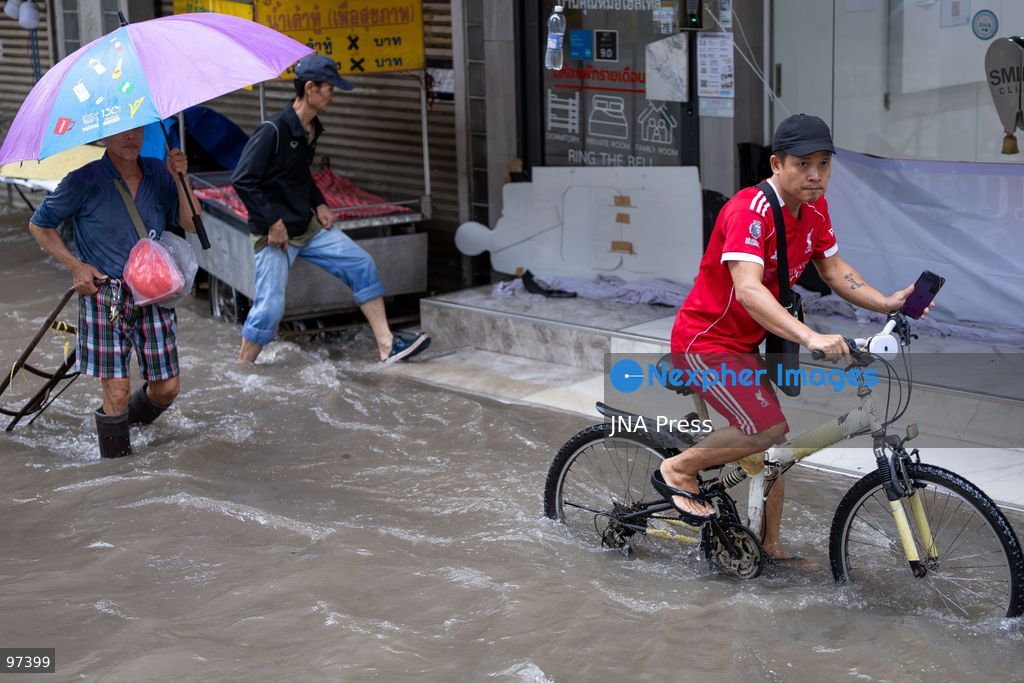 BANGKOK, THAILAND, SEPTEMBER 26, 2026: Floodwaters affect roads and communities following heavy rainfall in Bangkok and surrounding areas. Persistent rain caused flooding in several parts of Thailand, disrupting road traffic and transportation as authorities responded to rising water levels in affected areas. Photo by Thanatchanont Jiraworathanakul / JNA Press. (Photo by Thanatchanont Jiraworathanakul/JNA Press via Nexpher Images)