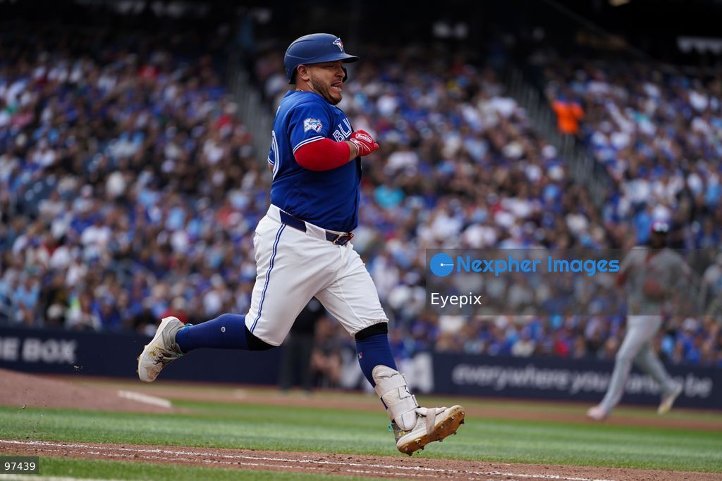 Alejandro Kirk #30 of the Toronto Blue Jays runs the basses during the game against the Cincinnati Reds at Rogers Centre on September 26, 2026, in Toronto, Ontario, Canada. (Photo by Leonardo Ramirez/ Eyepix Group) (Photo by Leonardo Ramirez/ Eyepix Group/Eyepix via Nexpher Images)