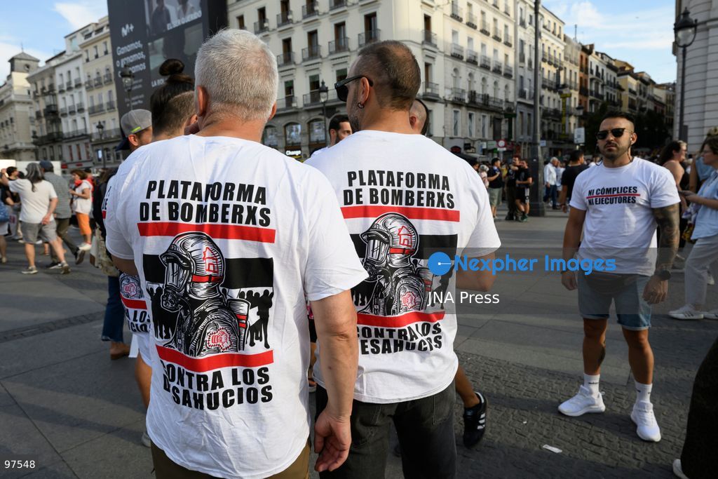 MADRID, SPAIN, SEPTEMBER 26, 2026: Demonstrators march through central Madrid during a protest against evictions organized by the Sindicato de Inquilinas e Inquilinos de Madrid. The demonstration began at Puerta del Sol and ended outside the Congress of Deputies, with protesters demanding stronger housing protections following the eviction earlier in the week of 87-year-old Maricarmen Abascal. After the march, protesters erected tents at Puerta del Sol as a housing protest encampment began in the square. Photo by Tomas Calle / JNA Press. (Photo by Tomas Calle/JNA Press via Nexpher Images)
