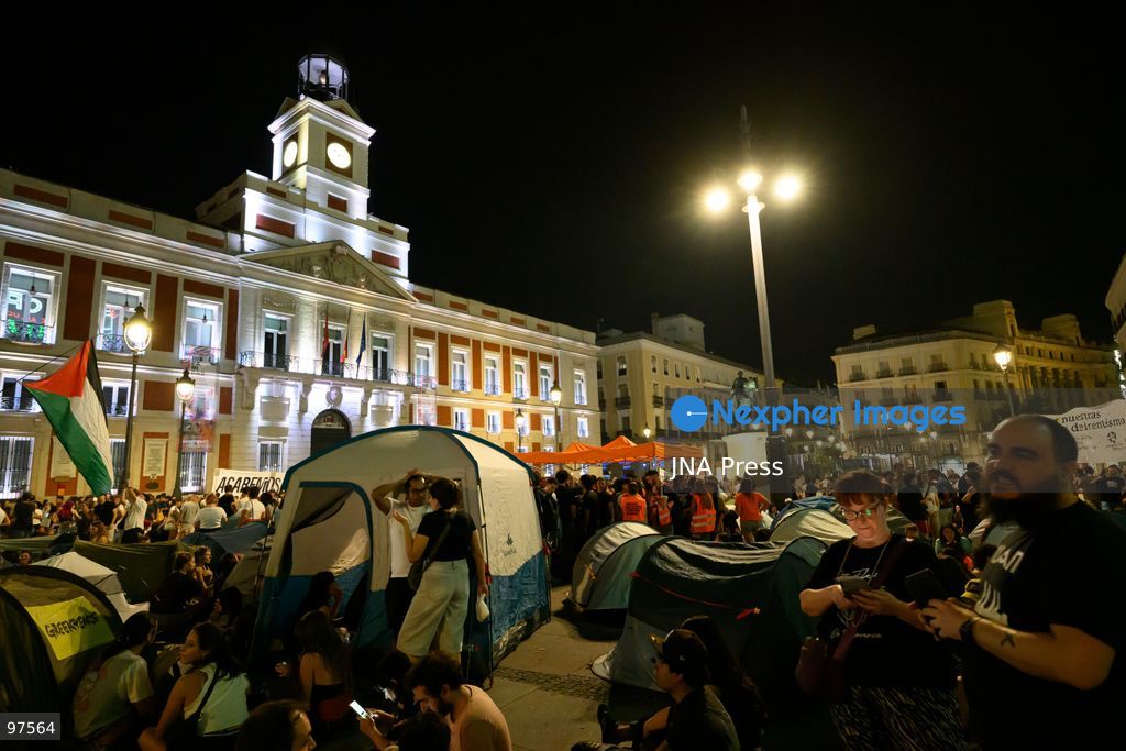 MADRID, SPAIN, SEPTEMBER 26, 2026: Demonstrators march through central Madrid during a protest against evictions organized by the Sindicato de Inquilinas e Inquilinos de Madrid. The demonstration began at Puerta del Sol and ended outside the Congress of Deputies, with protesters demanding stronger housing protections following the eviction earlier in the week of 87-year-old Maricarmen Abascal. After the march, protesters erected tents at Puerta del Sol as a housing protest encampment began in the square. Photo by Tomas Calle / JNA Press. (Photo by Tomas Calle/JNA Press via Nexpher Images)