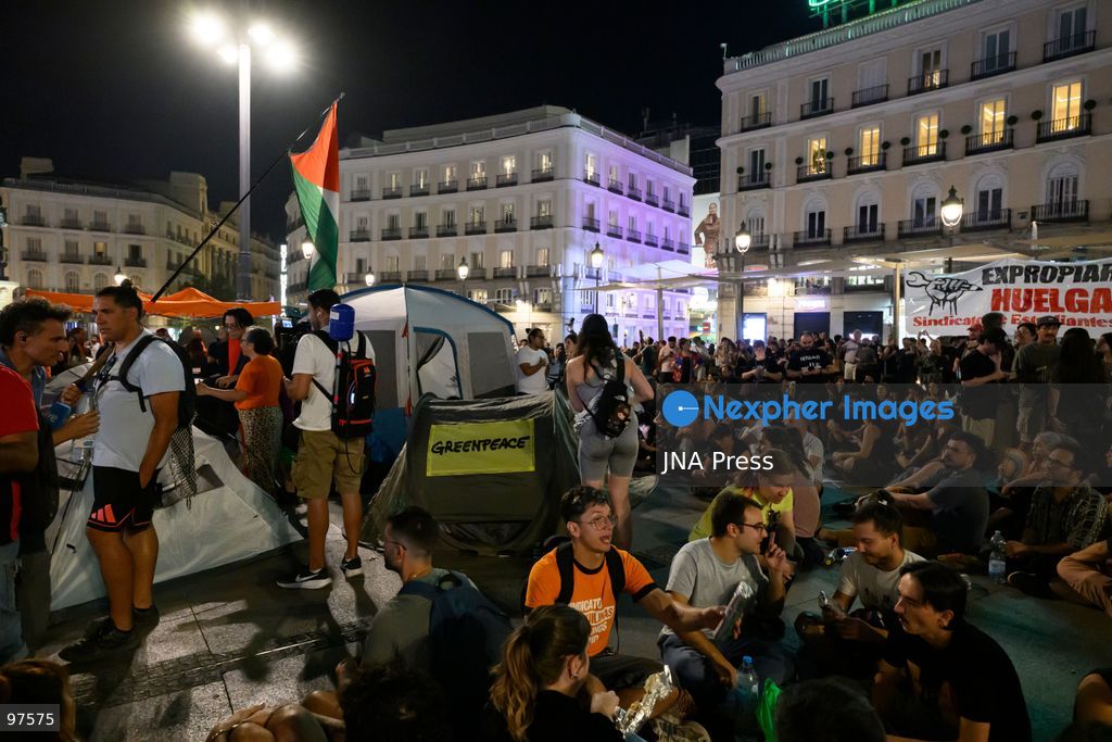 MADRID, SPAIN, SEPTEMBER 26, 2026: Demonstrators march through central Madrid during a protest against evictions organized by the Sindicato de Inquilinas e Inquilinos de Madrid. The demonstration began at Puerta del Sol and ended outside the Congress of Deputies, with protesters demanding stronger housing protections following the eviction earlier in the week of 87-year-old Maricarmen Abascal. After the march, protesters erected tents at Puerta del Sol as a housing protest encampment began in the square. Photo by Tomas Calle / JNA Press. (Photo by Tomas Calle/JNA Press via Nexpher Images)