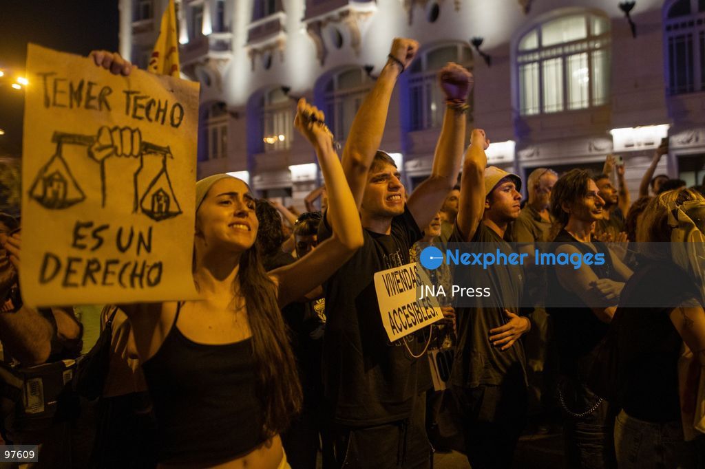 MADRID, SPAIN, SEPTEMBER 26, 2026: Demonstrators march through central Madrid during a protest against the housing crisis and evictions, following the forced eviction earlier in the week of 87-year-old Maricarmen Abascal from her longtime home in the Spanish capital. Thousands joined the demonstration calling for stronger housing protections and measures against evictions. Photo by C. Carvajal / JNA Press. (Photo by C. Carvajal/JNA Press via Nexpher Images)