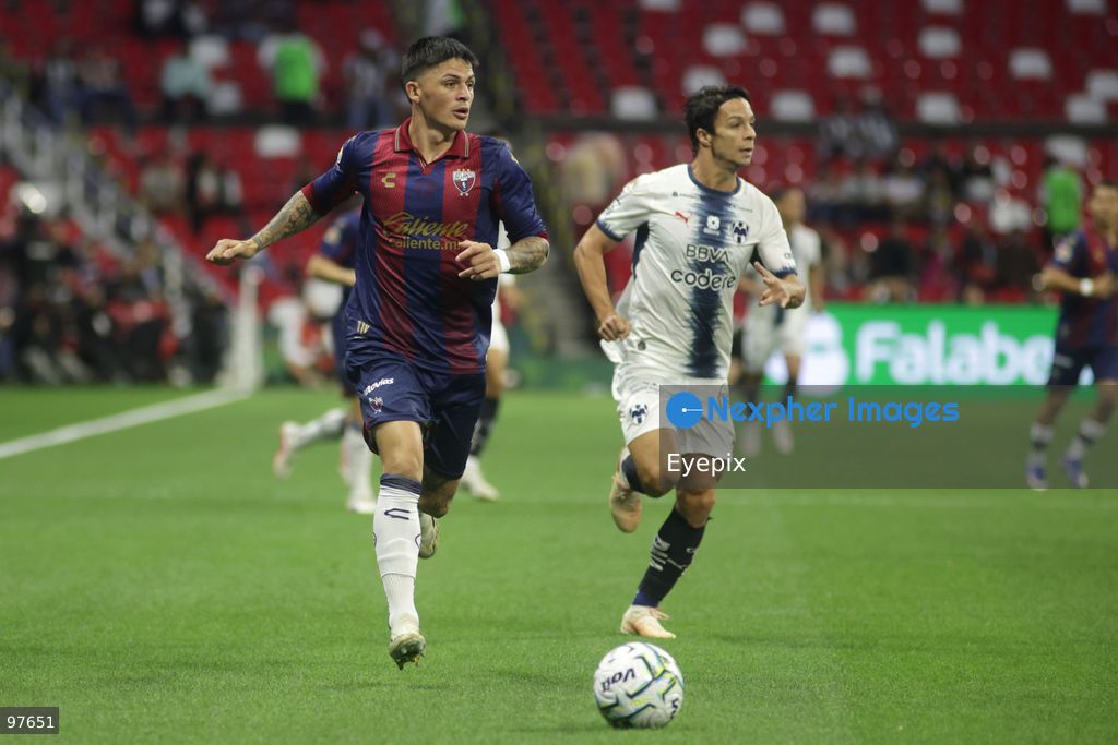 Óliver Torres #8 of Monterrey and Aarón Quirós #44 of Atlante FC battle for the ball during the Liga MX Apertura 2026 match day 10 game between Atlante and Monterrey at Estadio Banorte. on September 25, 2026 in Mexico City, Mexico. (Photo by Ismael Rosas/ Eyepix Group) (Photo by Ismael Rosas/ Eyepix Group/Eyepix via Nexpher Images)