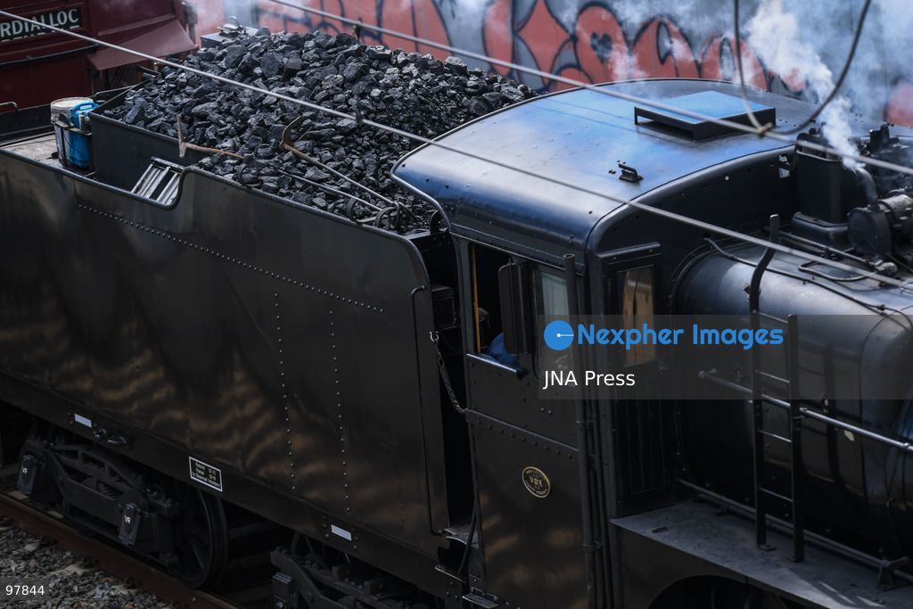 MELBOURNE, AUSTRALIA, SEPTEMBER 27, 2026: A historic A2 986 steam locomotive, built in 1915, pulls wooden Red Rattler carriages dating from 1908 along Melbourne’s Frankston line during a heritage rail journey organized by Steamrail Victoria. The special service gives passengers an opportunity to travel aboard preserved rolling stock from Victoria’s railway history. Photo by Alexander Bogatyrev / JNA Press. (Photo by Alexander Bogatyrev/JNA Press via Nexpher Images)