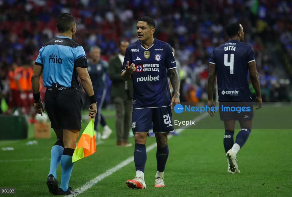 Gabriel Fernandez #21 of Cruz Azul reacts during the 10th round match between Cruz Azul and Toluca as part of the Torneo Apertura 2026 Liga MX at Banorte Stadium on September 26, 2026 in Mexico City, Mexico. Final Score Cruz Azul 3-3 Toluca. (Photo by Ismael Rosas/ Eyepix Group) (Photo by Ismael Rosas/ Eyepix Group/Eyepix via Nexpher Images)
