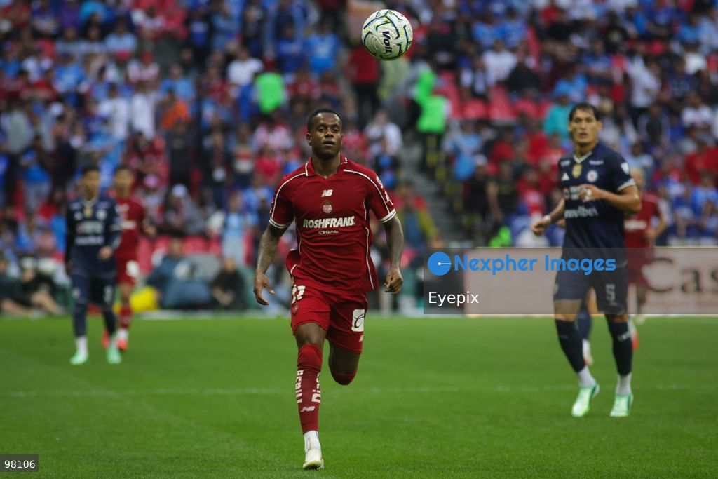 Helio Nunes #11 of Toluca goes to the ball during the 10th round match between Cruz Azul and Toluca as part of the Torneo Apertura 2026 Liga MX at Banorte Stadium on September 26, 2026 in Mexico City, Mexico. Final Score Cruz Azul 3-3 Toluca. (Photo by Ismael Rosas/ Eyepix Group) (Photo by Ismael Rosas/ Eyepix Group/Eyepix via Nexpher Images)