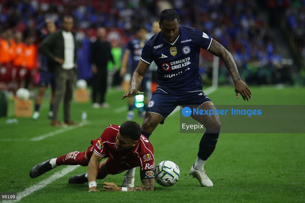 Willer Ditta #4 of Cruz Azul and Alexis Vega #9 of Toluca battle for the ball during the 10th round match between Cruz Azul and Toluca as part of the Torneo Apertura 2026 Liga MX at Banorte Stadium on September 26, 2026 in Mexico City, Mexico. Final Score Cruz Azul 3-3 Toluca. (Photo by Ismael Rosas/ Eyepix Group) (Photo by Ismael Rosas/ Eyepix Group/Eyepix via Nexpher Images)