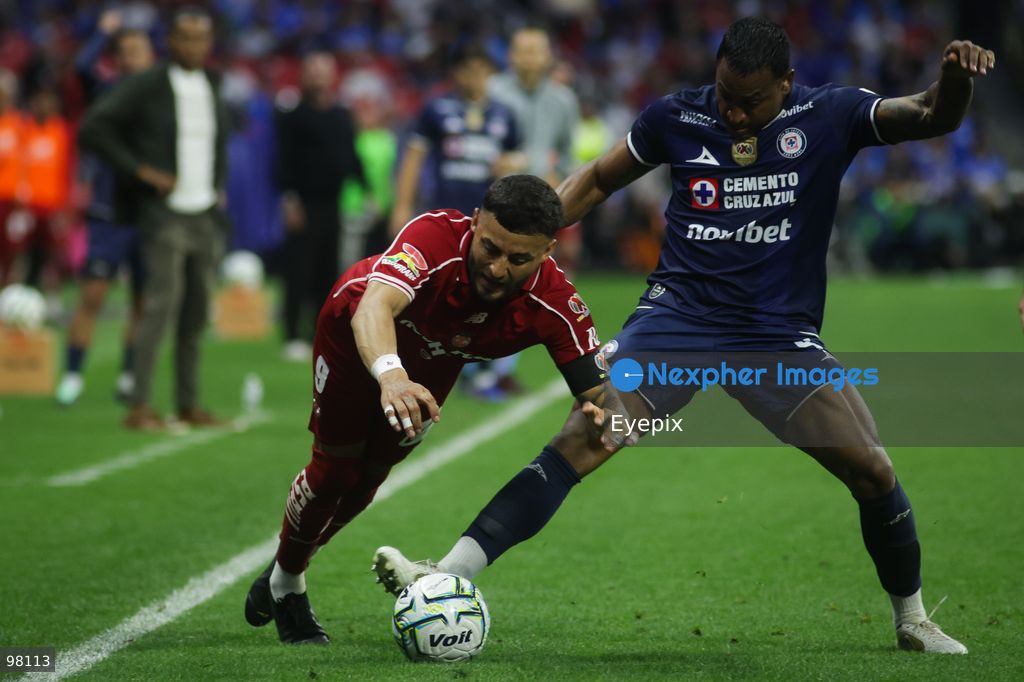 Willer Ditta #4 of Cruz Azul and Alexis Vega #9 of Toluca battle for the ball during the 10th round match between Cruz Azul and Toluca as part of the Torneo Apertura 2026 Liga MX at Banorte Stadium on September 26, 2026 in Mexico City, Mexico. Final Score Cruz Azul 3-3 Toluca. (Photo by Ismael Rosas/ Eyepix Group) (Photo by Ismael Rosas/ Eyepix Group/Eyepix via Nexpher Images)
