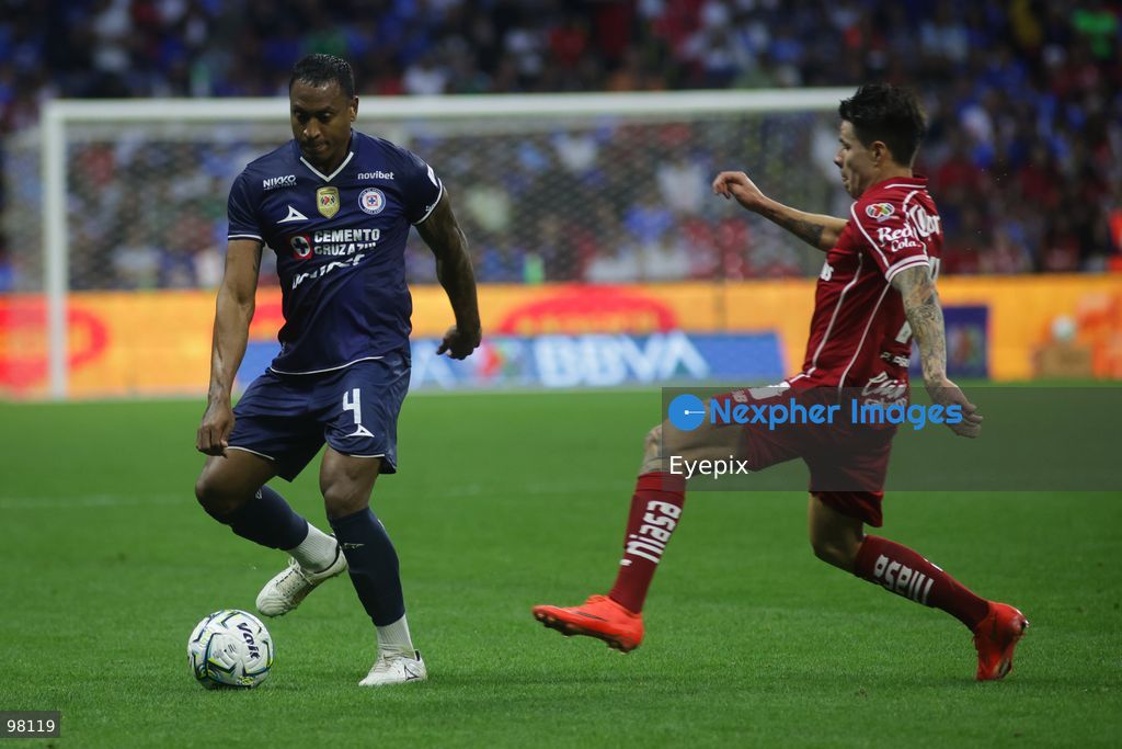 Willer Ditta #4 of Cruz Azul and Pavel Perez #15 of Toluca battle for the ball during the 10th round match between Cruz Azul and Toluca as part of the Torneo Apertura 2026 Liga MX at Banorte Stadium on September 26, 2026 in Mexico City, Mexico. Final Score Cruz Azul 3-3 Toluca. (Photo by Ismael Rosas/ Eyepix Group) (Photo by Ismael Rosas/ Eyepix Group/Eyepix via Nexpher Images)