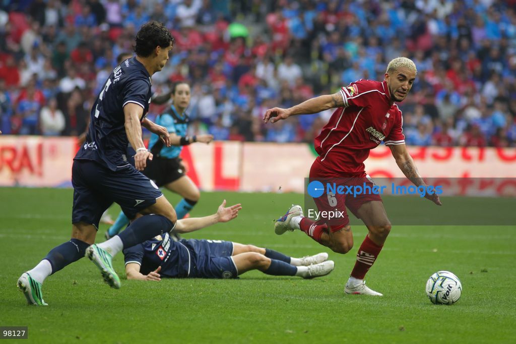 Andres Pereira #17 of Toluca runs with the ball during the 10th round match between Cruz Azul and Toluca as part of the Torneo Apertura 2026 Liga MX at Banorte Stadium on September 26, 2026 in Mexico City, Mexico. Final Score Cruz Azul 3-3 Toluca. (Photo by Ismael Rosas/ Eyepix Group) (Photo by Ismael Rosas/ Eyepix Group/Eyepix via Nexpher Images)