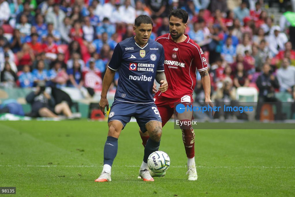 Gabriel Fernandez #21 of Cruz Azul is pressured by Luan Garcia #13 of Toluca during the 10th round match between Cruz Azul and Toluca as part of the Torneo Apertura 2026 Liga MX at Banorte Stadium on September 26, 2026 in Mexico City, Mexico. Final Score Cruz Azul 3-3 Toluca. (Photo by Ismael Rosas/ Eyepix Group) (Photo by Ismael Rosas/ Eyepix Group/Eyepix via Nexpher Images)