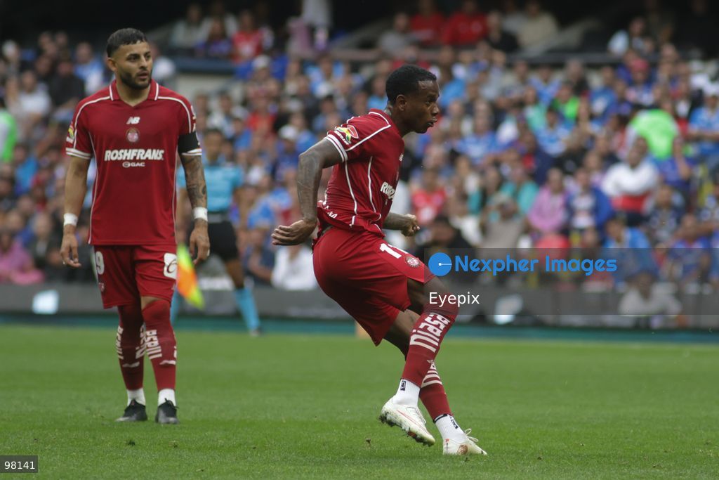 Helio Nunes #11 of Toluca passes the ball during the 10th round match between Cruz Azul and Toluca as part of the Torneo Apertura 2026 Liga MX at Banorte Stadium on September 26, 2026 in Mexico City, Mexico. Final Score Cruz Azul 3-3 Toluca. (Photo by Ismael Rosas/ Eyepix Group) (Photo by Ismael Rosas/ Eyepix Group/Eyepix via Nexpher Images)