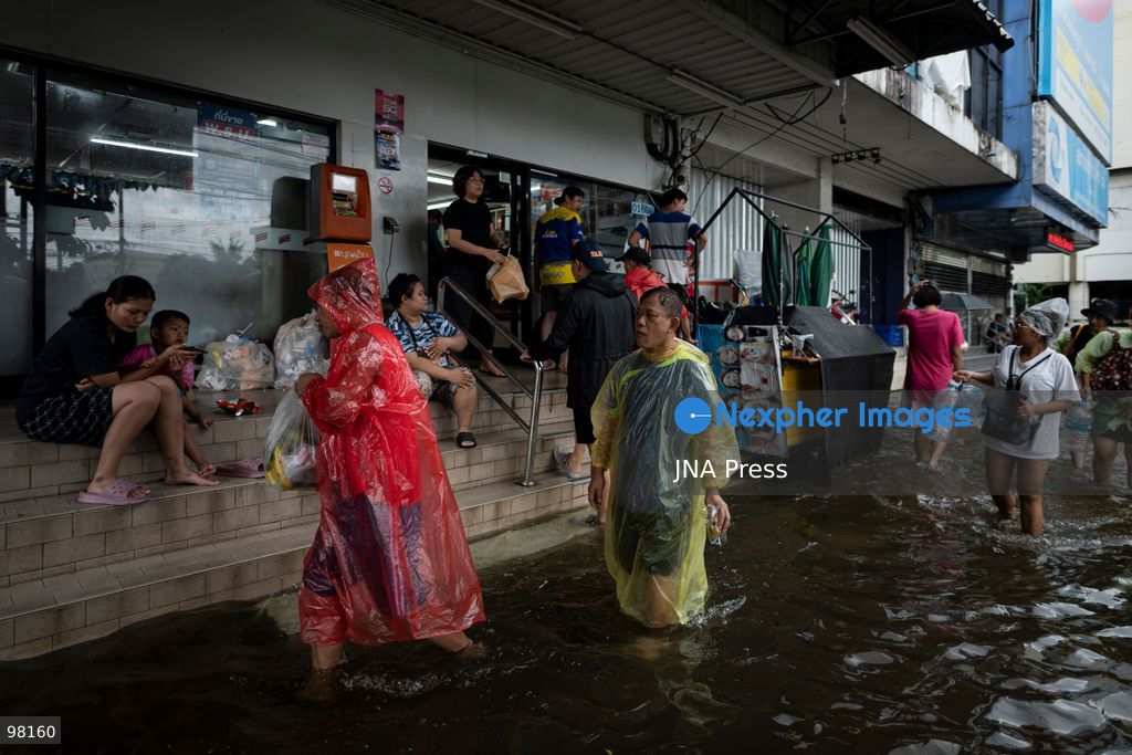 BANGKOK, THAILAND – SEPTEMBER 27, 2026: Heavy rain caused widespread flooding across Bangkok, affecting residents, businesses and communities across the capital. The Thai Meteorological Department attributed the rainfall to a low-pressure system over the Central region combined with the southwest monsoon, with further rain expected through September 27. Bangkok authorities declared all 50 districts disaster-affected areas and deployed pumps, shelters and emergency teams to assist affected residents and drain accumulated floodwater. By Sunday, water levels had begun to recede in some areas, although flooding persisted in several low-lying communities as authorities continued monitoring water levels and providing assistance. Photo by Captain Jirathummanuwat / JNA Press. (Photo by Captain Jirathummanuwat/JNA Press via Nexpher Images)