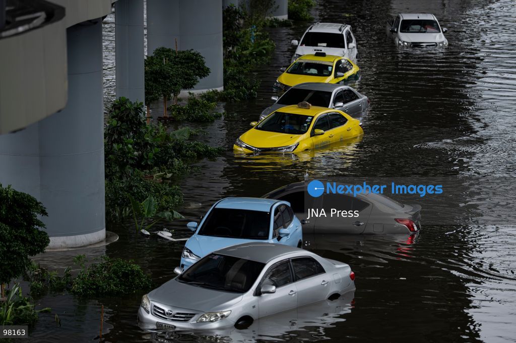 BANGKOK, THAILAND – SEPTEMBER 27, 2026: Heavy rain caused widespread flooding across Bangkok, affecting residents, businesses and communities across the capital. The Thai Meteorological Department attributed the rainfall to a low-pressure system over the Central region combined with the southwest monsoon, with further rain expected through September 27. Bangkok authorities declared all 50 districts disaster-affected areas and deployed pumps, shelters and emergency teams to assist affected residents and drain accumulated floodwater. By Sunday, water levels had begun to recede in some areas, although flooding persisted in several low-lying communities as authorities continued monitoring water levels and providing assistance. Photo by Captain Jirathummanuwat / JNA Press. (Photo by Captain Jirathummanuwat/JNA Press via Nexpher Images)