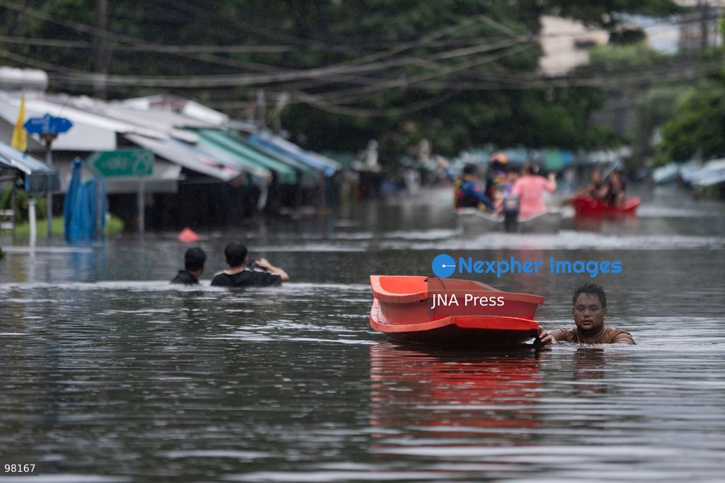 BANGKOK, THAILAND – SEPTEMBER 27, 2026: Heavy rain caused widespread flooding across Bangkok, affecting residents, businesses and communities across the capital. The Thai Meteorological Department attributed the rainfall to a low-pressure system over the Central region combined with the southwest monsoon, with further rain expected through September 27. Bangkok authorities declared all 50 districts disaster-affected areas and deployed pumps, shelters and emergency teams to assist affected residents and drain accumulated floodwater. By Sunday, water levels had begun to recede in some areas, although flooding persisted in several low-lying communities as authorities continued monitoring water levels and providing assistance. Photo by Captain Jirathummanuwat / JNA Press. (Photo by Captain Jirathummanuwat/JNA Press via Nexpher Images)