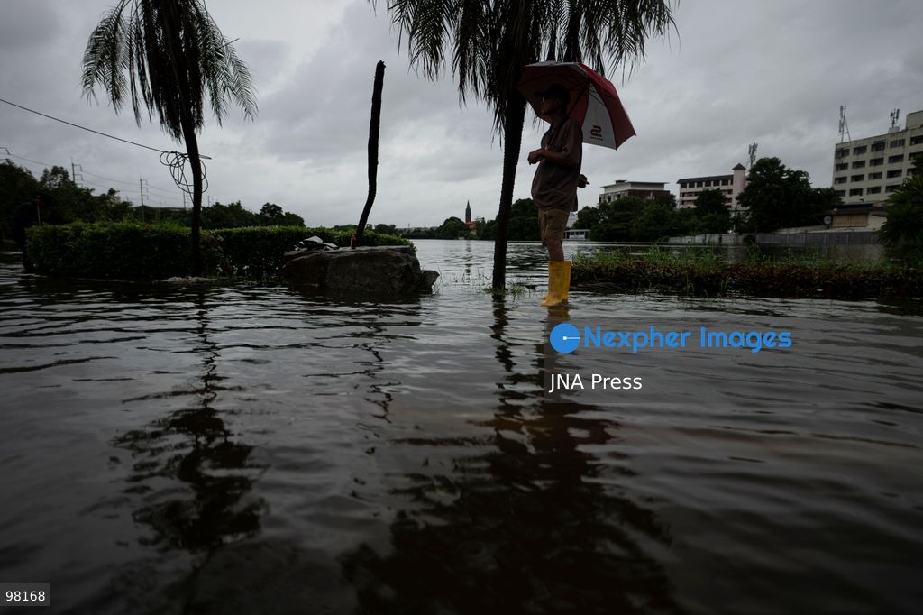 BANGKOK, THAILAND – SEPTEMBER 27, 2026: Heavy rain caused widespread flooding across Bangkok, affecting residents, businesses and communities across the capital. The Thai Meteorological Department attributed the rainfall to a low-pressure system over the Central region combined with the southwest monsoon, with further rain expected through September 27. Bangkok authorities declared all 50 districts disaster-affected areas and deployed pumps, shelters and emergency teams to assist affected residents and drain accumulated floodwater. By Sunday, water levels had begun to recede in some areas, although flooding persisted in several low-lying communities as authorities continued monitoring water levels and providing assistance. Photo by Captain Jirathummanuwat / JNA Press. (Photo by Captain Jirathummanuwat/JNA Press via Nexpher Images)