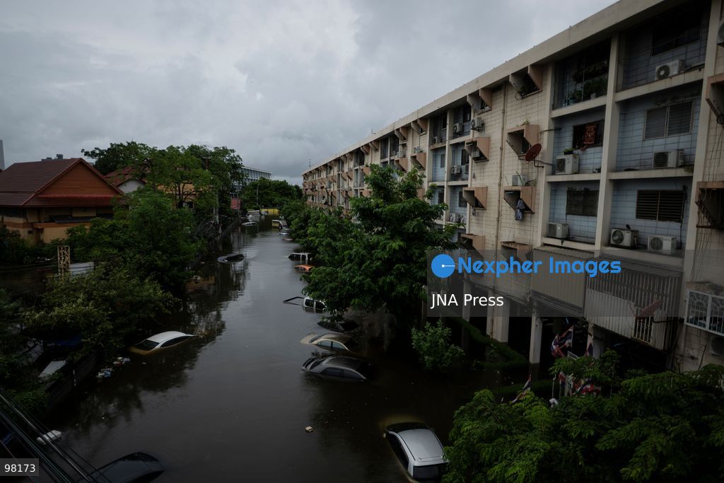 BANGKOK, THAILAND – SEPTEMBER 27, 2026: Heavy rain caused widespread flooding across Bangkok, affecting residents, businesses and communities across the capital. The Thai Meteorological Department attributed the rainfall to a low-pressure system over the Central region combined with the southwest monsoon, with further rain expected through September 27. Bangkok authorities declared all 50 districts disaster-affected areas and deployed pumps, shelters and emergency teams to assist affected residents and drain accumulated floodwater. By Sunday, water levels had begun to recede in some areas, although flooding persisted in several low-lying communities as authorities continued monitoring water levels and providing assistance. Photo by Captain Jirathummanuwat / JNA Press. (Photo by Captain Jirathummanuwat/JNA Press via Nexpher Images)