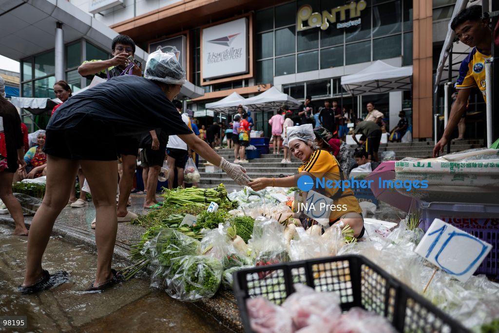 BANGKOK, THAILAND – SEPTEMBER 27, 2026: Heavy rain caused widespread flooding across Bangkok, affecting residents, businesses and communities across the capital. The Thai Meteorological Department attributed the rainfall to a low-pressure system over the Central region combined with the southwest monsoon, with further rain expected through September 27. Bangkok authorities declared all 50 districts disaster-affected areas and deployed pumps, shelters and emergency teams to assist affected residents and drain accumulated floodwater. By Sunday, water levels had begun to recede in some areas, although flooding persisted in several low-lying communities as authorities continued monitoring water levels and providing assistance. Photo by Captain Jirathummanuwat / JNA Press. (Photo by Captain Jirathummanuwat/JNA Press via Nexpher Images)