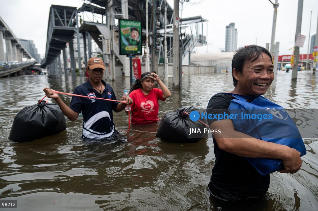 BANGKOK, THAILAND – SEPTEMBER 27, 2026: Heavy rain caused widespread flooding across Bangkok, affecting residents, businesses and communities across the capital. The Thai Meteorological Department attributed the rainfall to a low-pressure system over the Central region combined with the southwest monsoon, with further rain expected through September 27. Bangkok authorities declared all 50 districts disaster-affected areas and deployed pumps, shelters and emergency teams to assist affected residents and drain accumulated floodwater. By Sunday, water levels had begun to recede in some areas, although flooding persisted in several low-lying communities as authorities continued monitoring water levels and providing assistance. Photo by Captain Jirathummanuwat / JNA Press. (Photo by Captain Jirathummanuwat/JNA Press via Nexpher Images)