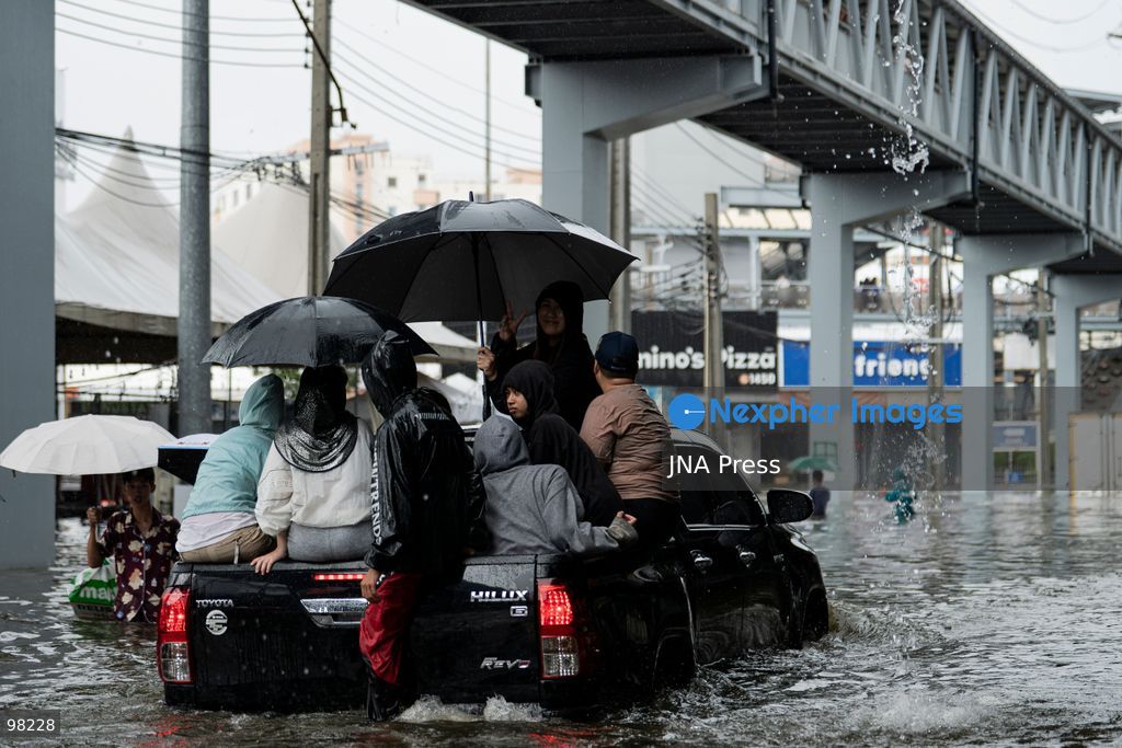 BANGKOK, THAILAND – SEPTEMBER 27, 2026: Heavy rain caused widespread flooding across Bangkok, affecting residents, businesses and communities across the capital. The Thai Meteorological Department attributed the rainfall to a low-pressure system over the Central region combined with the southwest monsoon, with further rain expected through September 27. Bangkok authorities declared all 50 districts disaster-affected areas and deployed pumps, shelters and emergency teams to assist affected residents and drain accumulated floodwater. By Sunday, water levels had begun to recede in some areas, although flooding persisted in several low-lying communities as authorities continued monitoring water levels and providing assistance. Photo by Captain Jirathummanuwat / JNA Press. (Photo by Captain Jirathummanuwat/JNA Press via Nexpher Images)