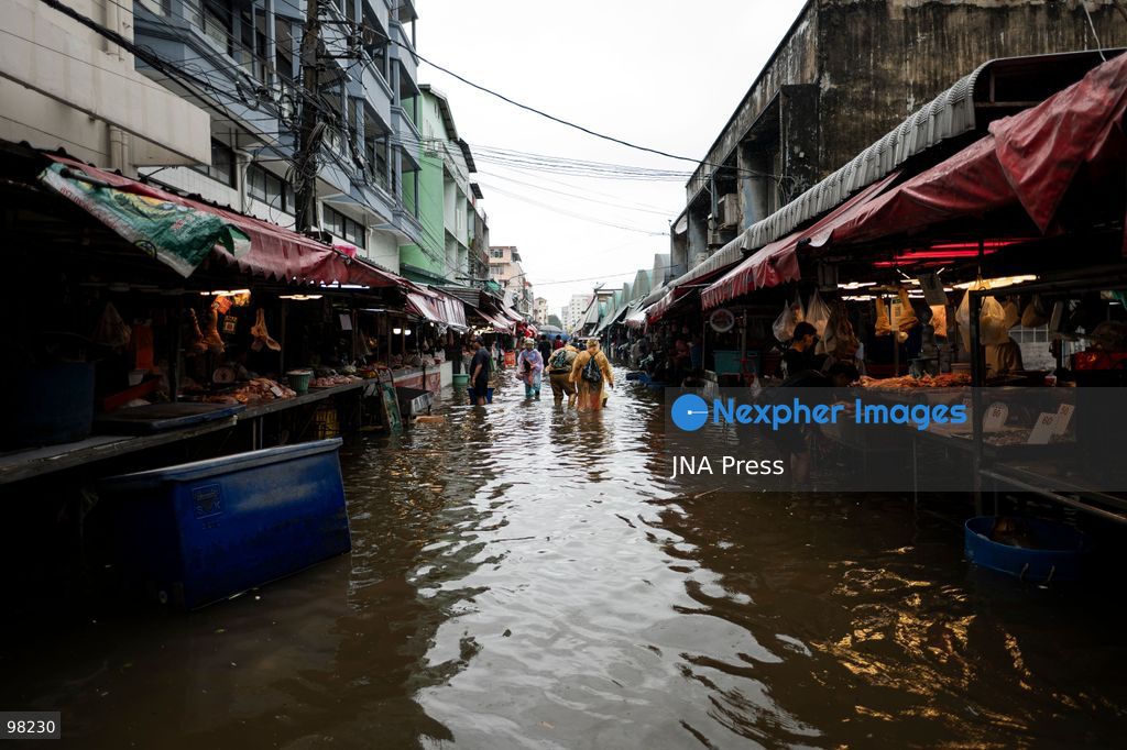 BANGKOK, THAILAND – SEPTEMBER 27, 2026: Heavy rain caused widespread flooding across Bangkok, affecting residents, businesses and communities across the capital. The Thai Meteorological Department attributed the rainfall to a low-pressure system over the Central region combined with the southwest monsoon, with further rain expected through September 27. Bangkok authorities declared all 50 districts disaster-affected areas and deployed pumps, shelters and emergency teams to assist affected residents and drain accumulated floodwater. By Sunday, water levels had begun to recede in some areas, although flooding persisted in several low-lying communities as authorities continued monitoring water levels and providing assistance. Photo by Captain Jirathummanuwat / JNA Press. (Photo by Captain Jirathummanuwat/JNA Press via Nexpher Images)