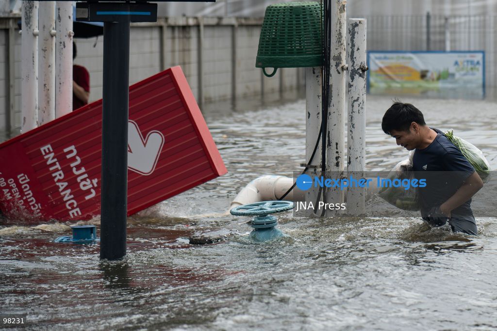 BANGKOK, THAILAND – SEPTEMBER 27, 2026: Heavy rain caused widespread flooding across Bangkok, affecting residents, businesses and communities across the capital. The Thai Meteorological Department attributed the rainfall to a low-pressure system over the Central region combined with the southwest monsoon, with further rain expected through September 27. Bangkok authorities declared all 50 districts disaster-affected areas and deployed pumps, shelters and emergency teams to assist affected residents and drain accumulated floodwater. By Sunday, water levels had begun to recede in some areas, although flooding persisted in several low-lying communities as authorities continued monitoring water levels and providing assistance. Photo by Captain Jirathummanuwat / JNA Press. (Photo by Captain Jirathummanuwat/JNA Press via Nexpher Images)