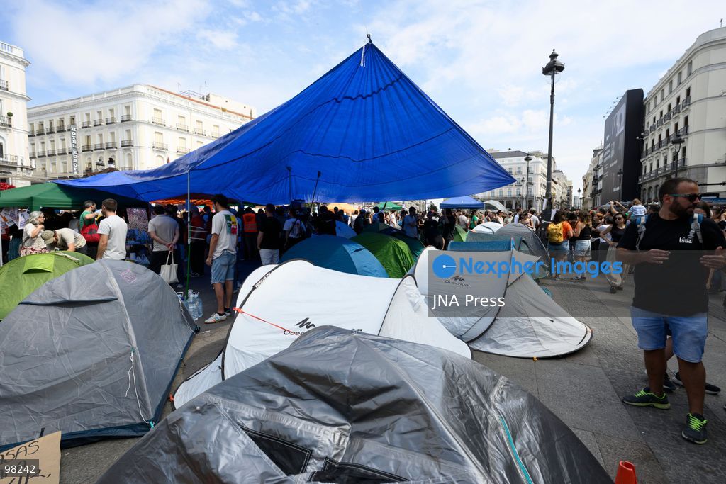 MADRID, SPAIN – SEPTEMBER 27, 2026: Hundreds of people are camping out at Puerta del Sol in central Madrid in support of Sindicato de Inquilinas. New people continue to arrive and set up camp at the site. Workshops, food and water distribution, and other activities are being organized at the encampment. Photo by Tomas Calle / JNA Press. (Photo by Tomas Calle/JNA Press via Nexpher Images)