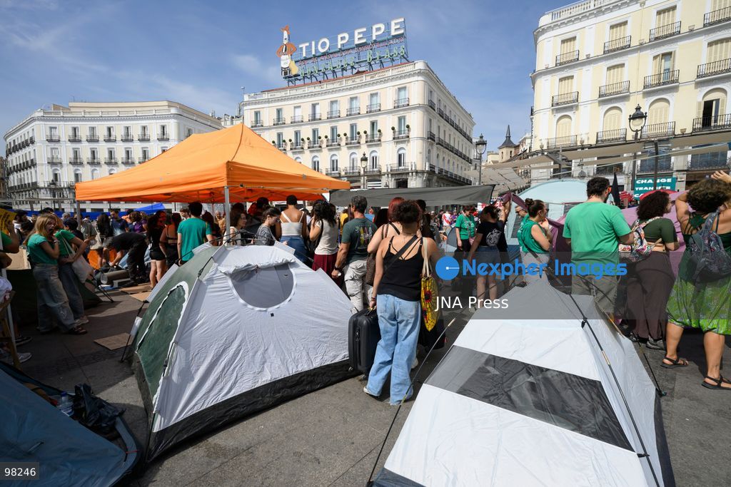 MADRID, SPAIN – SEPTEMBER 27, 2026: Hundreds of people are camping out at Puerta del Sol in central Madrid in support of Sindicato de Inquilinas. New people continue to arrive and set up camp at the site. Workshops, food and water distribution, and other activities are being organized at the encampment. Photo by Tomas Calle / JNA Press. (Photo by Tomas Calle/JNA Press via Nexpher Images)