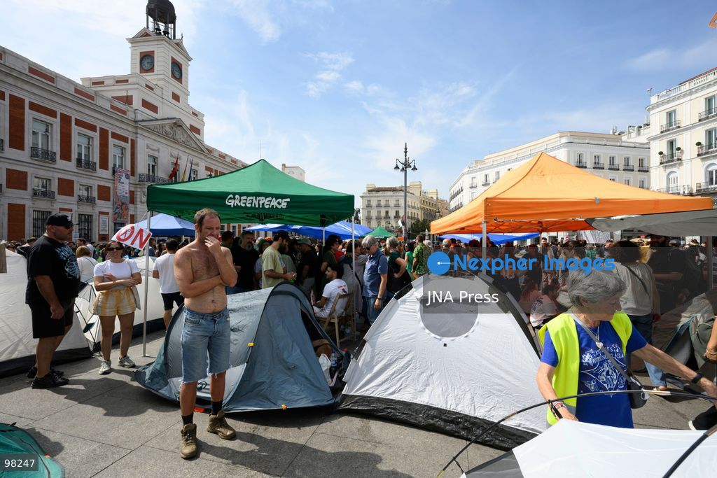 MADRID, SPAIN – SEPTEMBER 27, 2026: Hundreds of people are camping out at Puerta del Sol in central Madrid in support of Sindicato de Inquilinas. New people continue to arrive and set up camp at the site. Workshops, food and water distribution, and other activities are being organized at the encampment. Photo by Tomas Calle / JNA Press. (Photo by Tomas Calle/JNA Press via Nexpher Images)