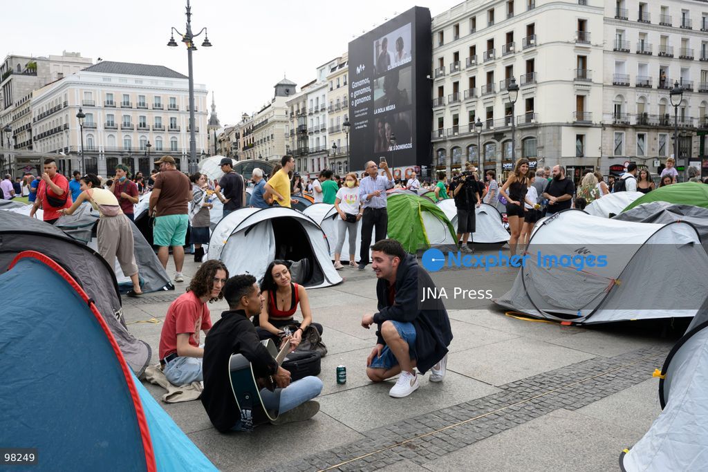 MADRID, SPAIN – SEPTEMBER 27, 2026: Hundreds of people are camping out at Puerta del Sol in central Madrid in support of Sindicato de Inquilinas. New people continue to arrive and set up camp at the site. Workshops, food and water distribution, and other activities are being organized at the encampment. Photo by Tomas Calle / JNA Press. (Photo by Tomas Calle/JNA Press via Nexpher Images)