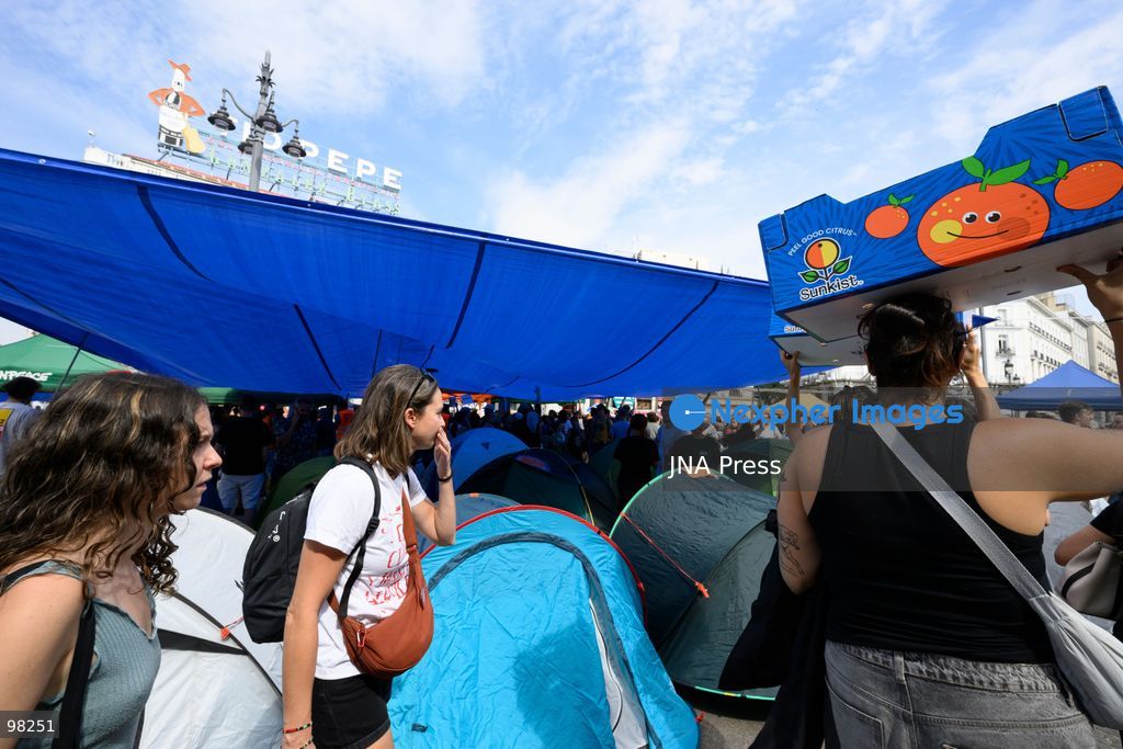 MADRID, SPAIN – SEPTEMBER 27, 2026: Hundreds of people are camping out at Puerta del Sol in central Madrid in support of Sindicato de Inquilinas. New people continue to arrive and set up camp at the site. Workshops, food and water distribution, and other activities are being organized at the encampment. Photo by Tomas Calle / JNA Press. (Photo by Tomas Calle/JNA Press via Nexpher Images)