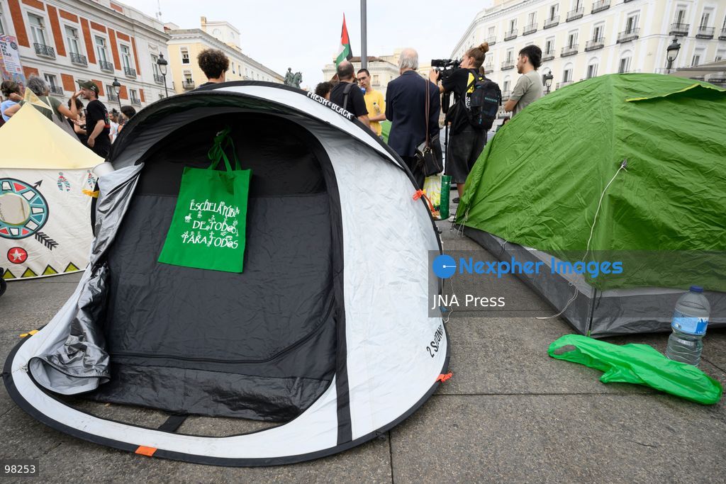 MADRID, SPAIN – SEPTEMBER 27, 2026: Hundreds of people are camping out at Puerta del Sol in central Madrid in support of Sindicato de Inquilinas. New people continue to arrive and set up camp at the site. Workshops, food and water distribution, and other activities are being organized at the encampment. Photo by Tomas Calle / JNA Press. (Photo by Tomas Calle/JNA Press via Nexpher Images)