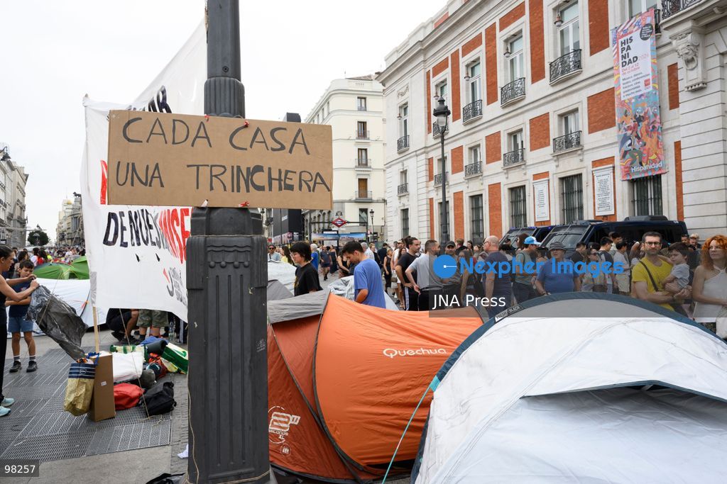 MADRID, SPAIN – SEPTEMBER 27, 2026: Hundreds of people are camping out at Puerta del Sol in central Madrid in support of Sindicato de Inquilinas. New people continue to arrive and set up camp at the site. Workshops, food and water distribution, and other activities are being organized at the encampment. Photo by Tomas Calle / JNA Press. (Photo by Tomas Calle/JNA Press via Nexpher Images)