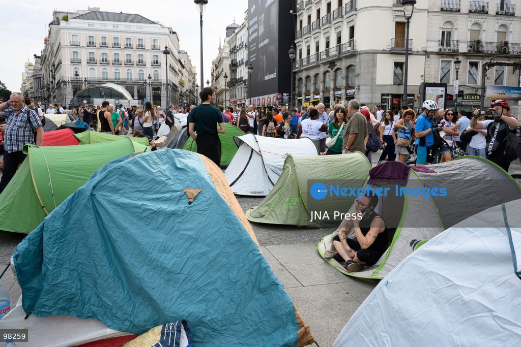MADRID, SPAIN – SEPTEMBER 27, 2026: Hundreds of people are camping out at Puerta del Sol in central Madrid in support of Sindicato de Inquilinas. New people continue to arrive and set up camp at the site. Workshops, food and water distribution, and other activities are being organized at the encampment. Photo by Tomas Calle / JNA Press. (Photo by Tomas Calle/JNA Press via Nexpher Images)