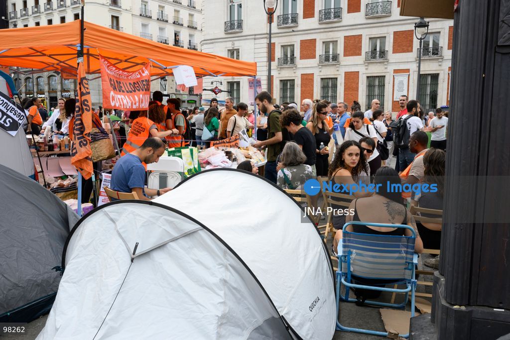 MADRID, SPAIN – SEPTEMBER 27, 2026: Hundreds of people are camping out at Puerta del Sol in central Madrid in support of Sindicato de Inquilinas. New people continue to arrive and set up camp at the site. Workshops, food and water distribution, and other activities are being organized at the encampment. Photo by Tomas Calle / JNA Press. (Photo by Tomas Calle/JNA Press via Nexpher Images)