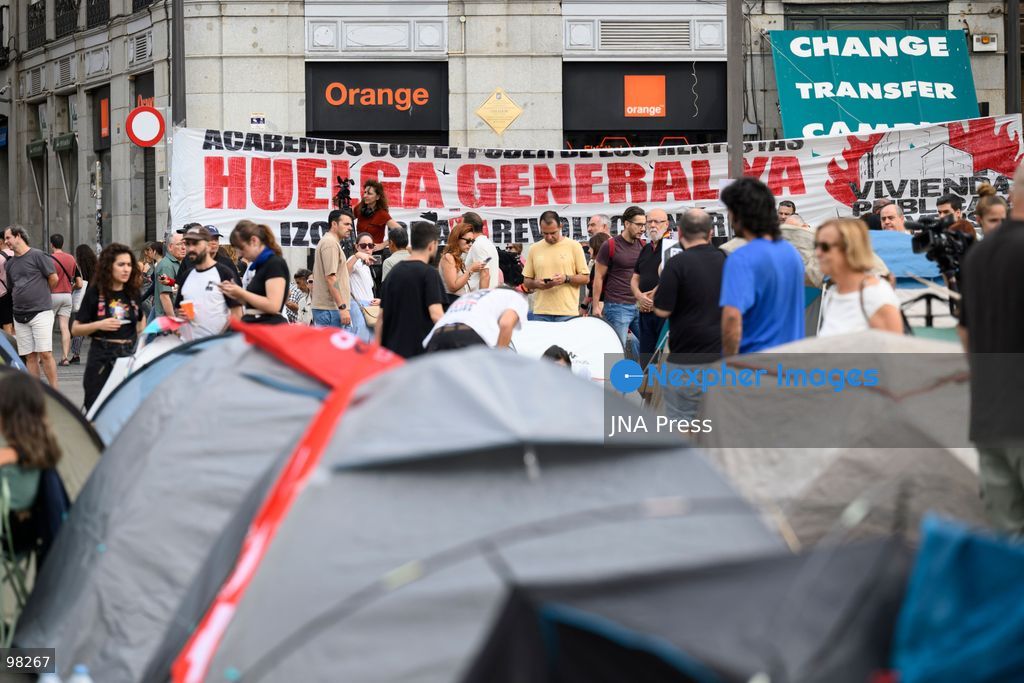 MADRID, SPAIN – SEPTEMBER 27, 2026: Hundreds of people are camping out at Puerta del Sol in central Madrid in support of Sindicato de Inquilinas. New people continue to arrive and set up camp at the site. Workshops, food and water distribution, and other activities are being organized at the encampment. Photo by Tomas Calle / JNA Press. (Photo by Tomas Calle/JNA Press via Nexpher Images)