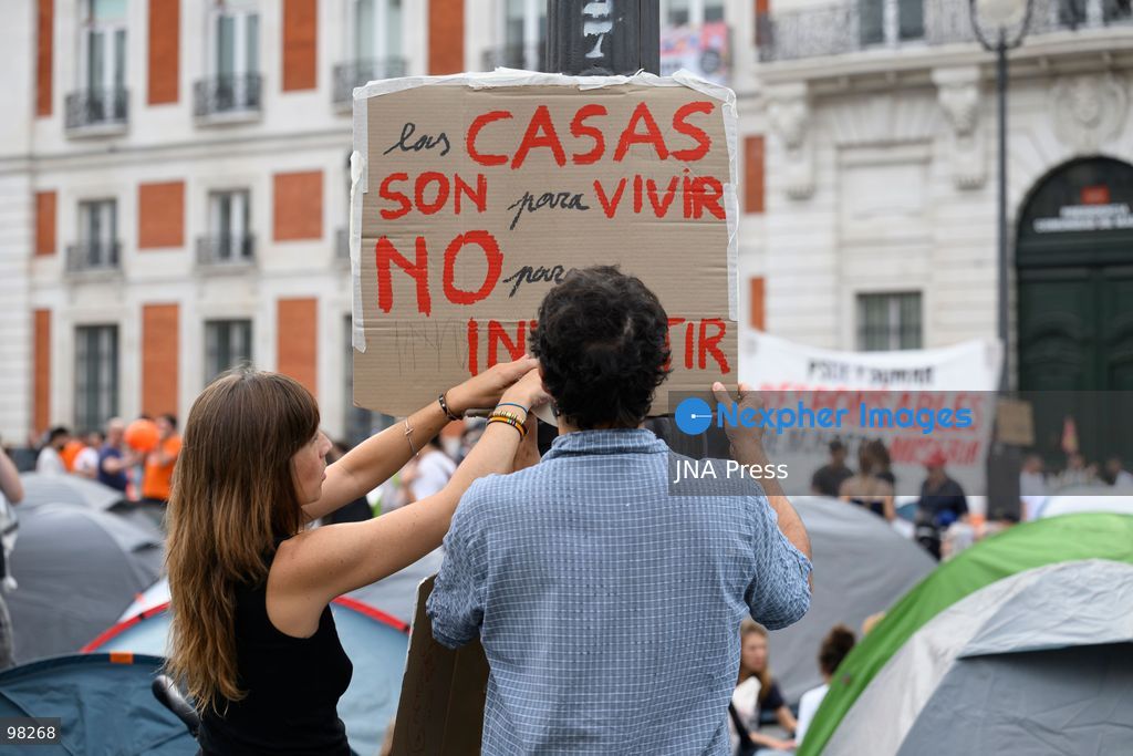 MADRID, SPAIN – SEPTEMBER 27, 2026: Hundreds of people are camping out at Puerta del Sol in central Madrid in support of Sindicato de Inquilinas. New people continue to arrive and set up camp at the site. Workshops, food and water distribution, and other activities are being organized at the encampment. Photo by Tomas Calle / JNA Press. (Photo by Tomas Calle/JNA Press via Nexpher Images)
