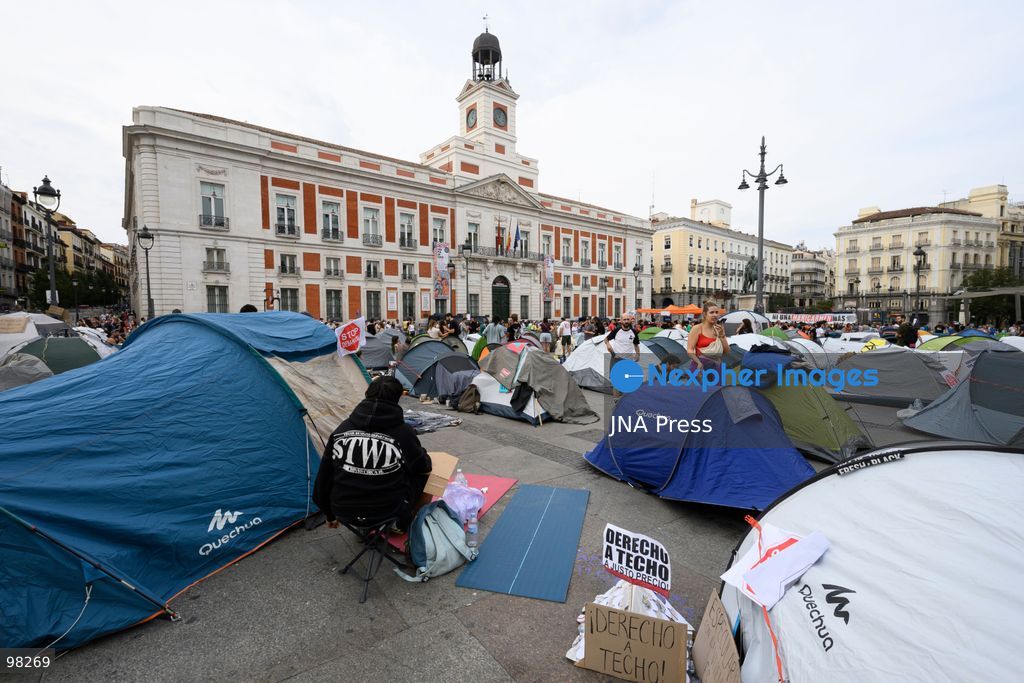 MADRID, SPAIN – SEPTEMBER 27, 2026: Hundreds of people are camping out at Puerta del Sol in central Madrid in support of Sindicato de Inquilinas. New people continue to arrive and set up camp at the site. Workshops, food and water distribution, and other activities are being organized at the encampment. Photo by Tomas Calle / JNA Press. (Photo by Tomas Calle/JNA Press via Nexpher Images)