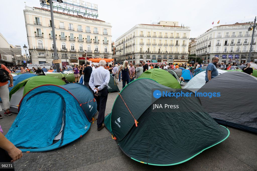 MADRID, SPAIN – SEPTEMBER 27, 2026: Hundreds of people are camping out at Puerta del Sol in central Madrid in support of Sindicato de Inquilinas. New people continue to arrive and set up camp at the site. Workshops, food and water distribution, and other activities are being organized at the encampment. Photo by Tomas Calle / JNA Press. (Photo by Tomas Calle/JNA Press via Nexpher Images)